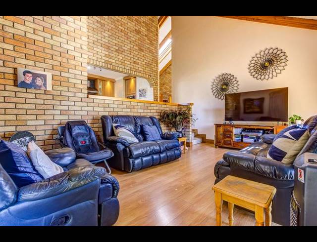 4 BEDROOM HOUSE FOR SALE IN PARKHILL GARDENS